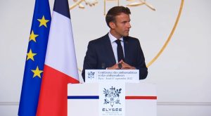 L’arrogance de Macron suscite l’indignation du Tchad : Un appel ferme au respect de l’Afrique