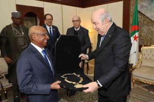 Le président de la République reçoit la Médaille d’or du mérite olympique et sportif africain attribuée aux chefs d’Etat