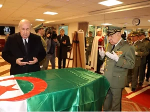 Le président de la République se recueille au Palais du Peuple à la mémoire de l&rsquo;ancien président de la République, le Moudjahid Liamine Zeroual