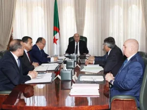 Le Président de la République préside une réunion consacrée aux projets structurants du secteur des hydrocarbures