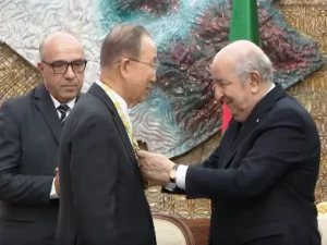 Le président de la République décerne la médaille Athir de l’Ordre du Mérite national à l’ancien SG de l’ONU