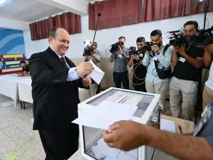 Législatives : Sifi Ghrieb accomplit son devoir électoral à l&rsquo;école Ahmed Aroua à Bouchaoui